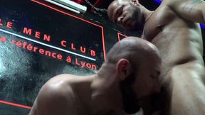 2133 un mec style step daddy donne son cul a la pornstar delta kobra