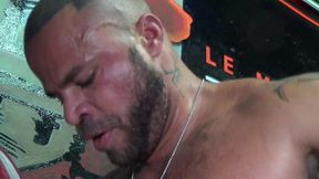 2133 un mec style step daddy donne son cul a la pornstar delta kobra