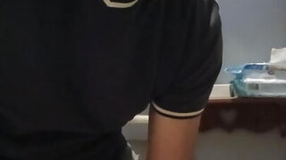 Papai americano sem circuncisão acaricia seu grande pênis no banheiro antes de uma ejaculação explosiva.