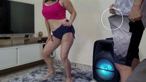 minha linda enteada dancando e estou obcecado em transar com ela sem camisinha