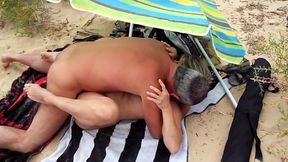 Lisasparrow fuck with a stranger at the beach in front of this husband