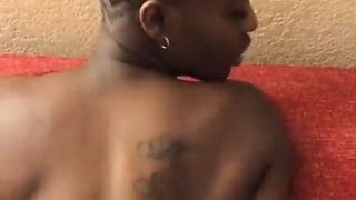 Bărbat cu un anal futut de o fată de culoare cu fund mare