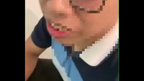 Joven esperaba a su amigo en las escaleras de su residencia cuando es visto por un vecino de su amigo, este varias veces l...