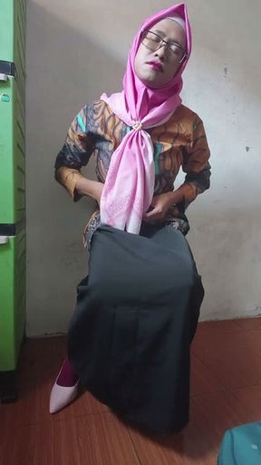 Hijab shemale jerking off her huge dick