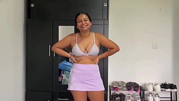 MI CU&Ntilde_ADA MORENA DE ROSTRO HERMOSO Y LINDA SONRISA SE CORRE LAS BRAGAS PARA SENTARSE EN MI VERGA