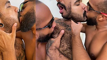 Sarro e beijos com muita saliva de dois pretos