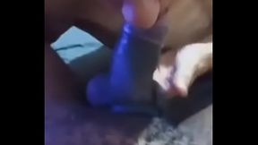 A piroca do neg&atilde_o era t&atilde_o grossa que quase n&atilde_o cabia na minha boca