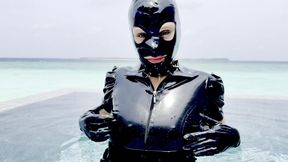 Genieße die geilen dicken Titten deiner Herrin im Pool! Herrin Nicole öffnet ihre Latex-Bluse!