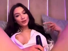 Masturbating solo babe loves her toys