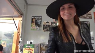 لاعبة ساحرة يتم القبض عليها في مكان عام وممارسة الجنس معها