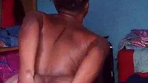 elle joue avec son anus apres elle se fait jouir par la chatte