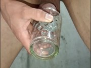 hombre joven desesperado pissing, largo y placentero, orinando en un vazo plastico,  pene venozo