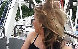 Mit 18 vor zuschauern im riesenrad masturbiert