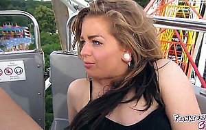 Mit 18 vor zuschauern im riesenrad masturbiert