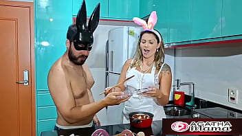 Mama Studio em: P&aacute_scoa especial com a mama! Ganhei um ovo de P&aacute_scoa e ele uma chupada e buceta
