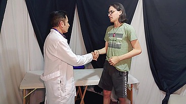 Paciente com dores no testículos passou por exames no consultório médico sacana e já ficou de pau duro