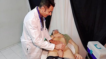 Paciente com dores no testículos passou por exames no consultório médico sacana e já ficou de pau duro