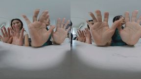 3DVR180 YIDE MARTINA shows off her sexy finger