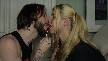 Premier date avec une jolie fille trans française, elle me suce et avale dans la cuisine.