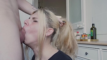 Premier date avec une jolie fille trans française, elle me suce et avale dans la cuisine.