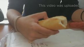 Salsicha penetra brasileiro em pleno dia
