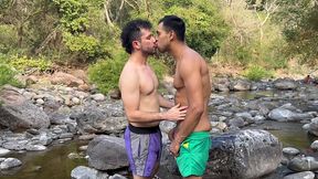 dos machos follando en el rio
