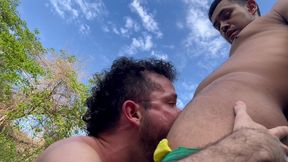 dos machos follando en el rio