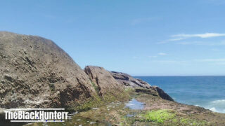 Üniformalı amatör siyah ayı fahişe, tek başına mastürbasyon yaptıktan sonra açık havada sert bir şekilde anal ilişkiye giriyor.