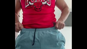 Me combino mi trusa con mi short, pero mi verga casi no cabe