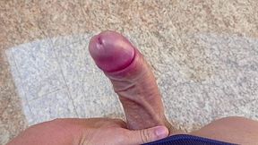 safado gostoso batendo punheta no quintal e gozando muita porra- quero encher a boca de algum puto de leite