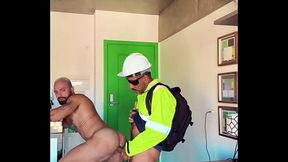 DEPOIS DO TRAMPO FUI LEITAR O CUZINHO DO BOMBADO .COMPLETO NO RED COM FETICHES