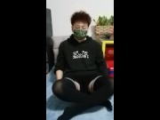 黒いストッキングのかわいい男の子は自慰行為と絶頂