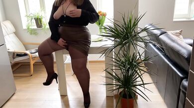 Lustful mother-in-law in pantyhose masturbates her pussy and gets hot cum on her ass in a skirt