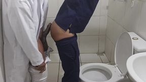enfermeiros fazendo sexo no banheiro do hospital