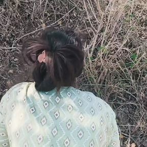 Desi Hot Village Girl Jungle me lakdi lene gai and then Fucked her tight pussy (Hindi Audio) outdoor jungle sex