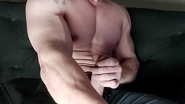 HOMEM SARADO GOSTOSO DONO DE UM PAU GRANDE GROSSO BATENHO PUNHETA E GOANDO GOSTOSO