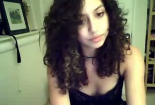 Webcam solo with a curly-haired Latina flashing her cleavage