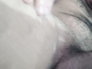 Jovencito hetero se masturba rico y se echa la leche en el culito