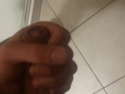 Grosso cazzo si sega e sborra