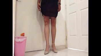 Vania en tacones y falda, ense&ntilde_a las nalgas
