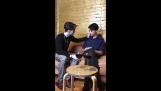 Selbstgedrehtes Video von dünnen, schwulen Amateur-Huren, die von großen Schwänzen in den Arsch gefickt werden.