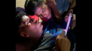 Garotos apaixonados gays se beijando na causada