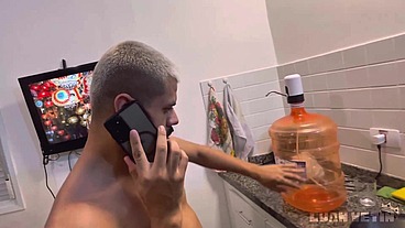 Fui entregar água pro cliente, e dei minha rola como brinde !