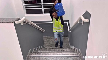 Fui entregar água pro cliente, e dei minha rola como brinde !