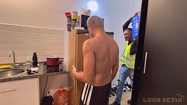 Fui entregar água pro cliente, e dei minha rola como brinde !