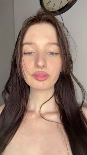 Assy onlyfan shows off her tits