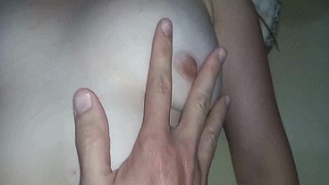 O safado bota minha calcinha de lado e goza bem farto na minha xoxota