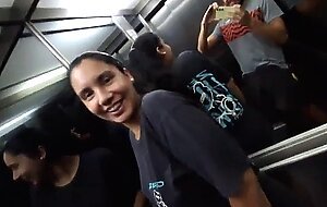 Arriesgada mamada en el elevador