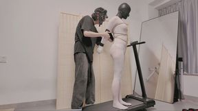 ddl56-A girl is running on a treadmill.