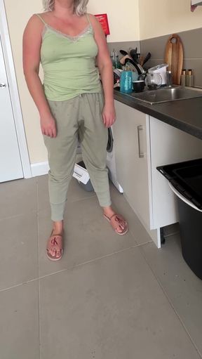 Dishes Vs. Full Bladder I Lost Control and Piss in Pants